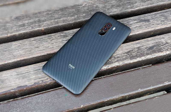 Первый обзор Pocophone F1: бюджетный телефон со Snapdragon 845