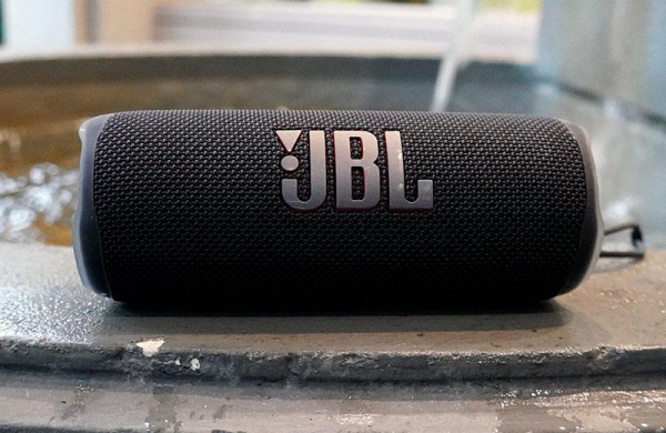 Обзор JBL Flip 6: портативной колонки с небольшими и важными обновлениями