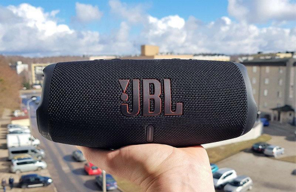 Обзор JBL Charge 5: портативной водонепроницаемой Bluetooth-колонки повербанк