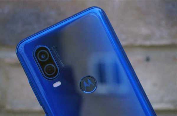 Обзор Motorola One Vision: недорогой телефон с чистым Android