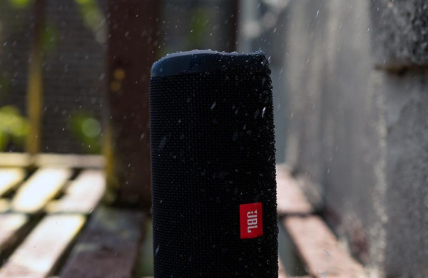 Обзор JBL Flip 5: обновлённая портативная Bluetooth-колонка без излишеств