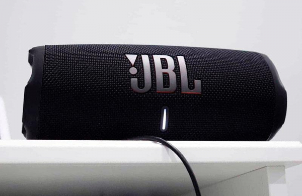 Обзор JBL Charge 5: портативной водонепроницаемой Bluetooth-колонки повербанк